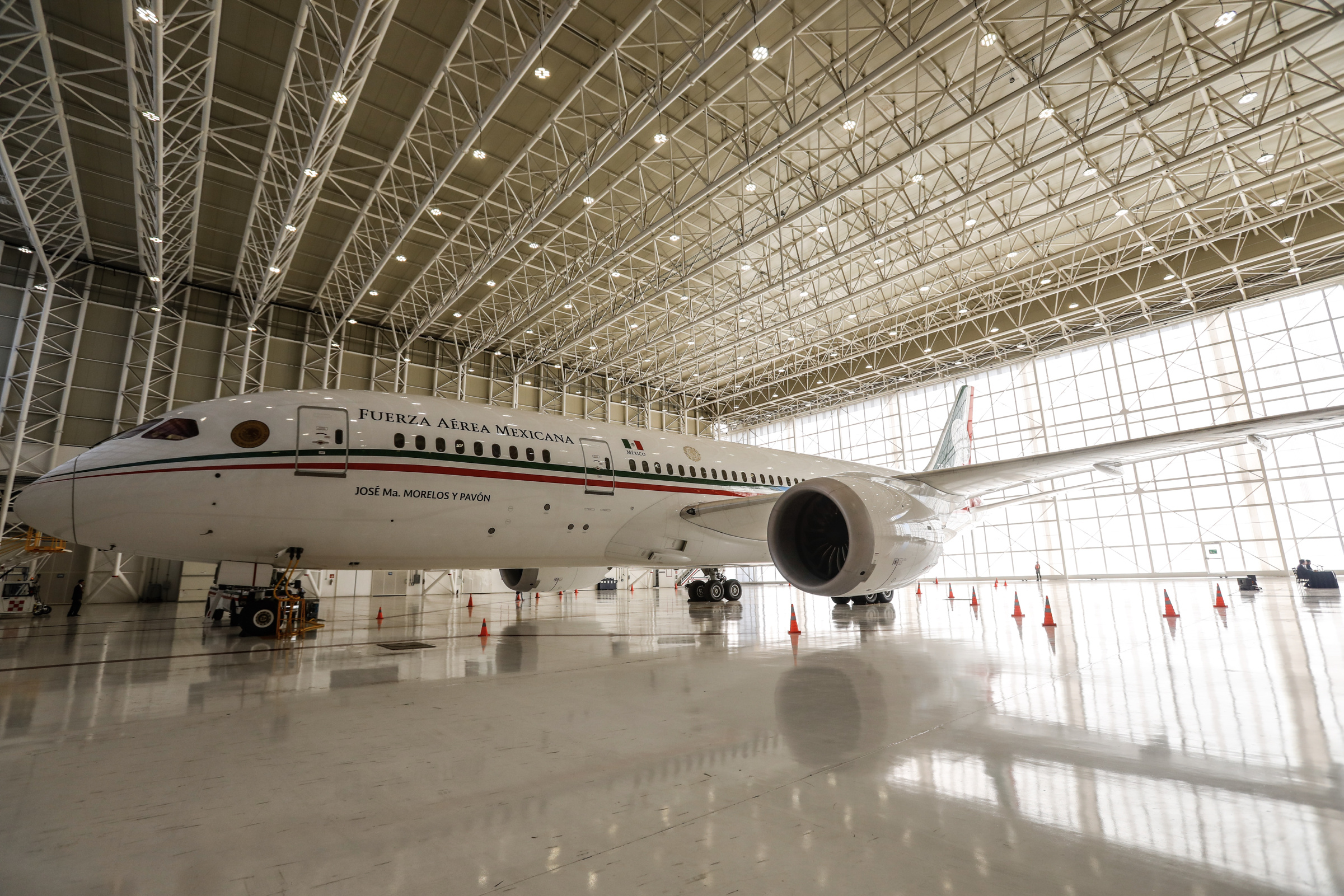 Abrirían avión presidencial al público para exhibir sus lujos