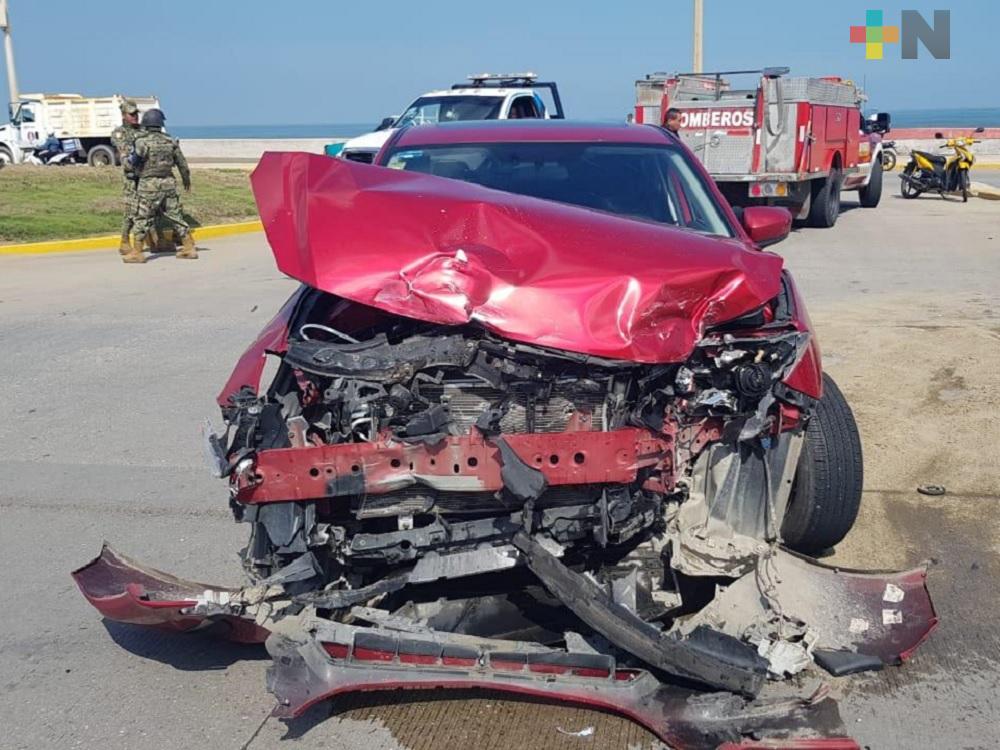 Accidente entre dos vehículos particulares deja dos personas lesionadas en malecón costero de Coatzacoalcos
