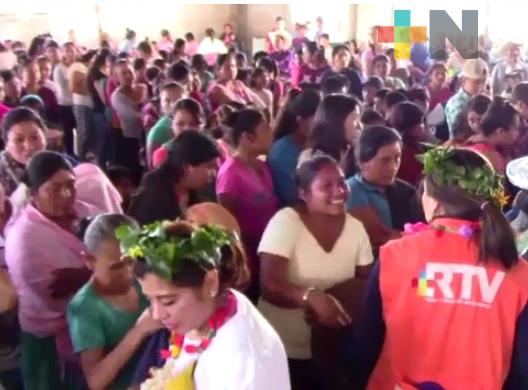 RTV cumple: «Arropando con Amor» llegó a la comunidad indígena de Zonzonapa, en Huayacocotla