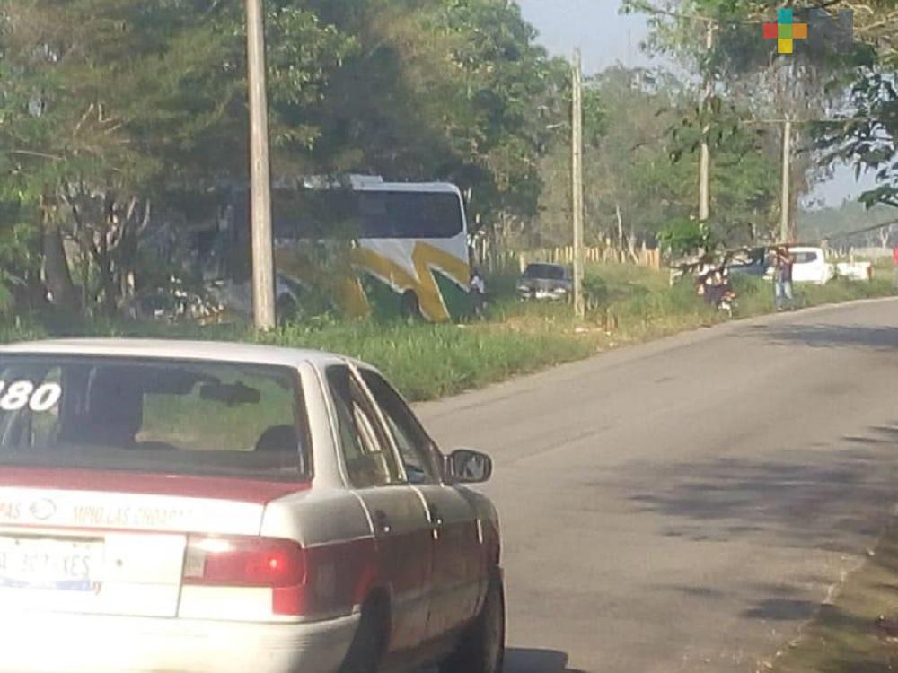 Autobús se queda sin frenos en carretera Las Choapas-El Paralelo