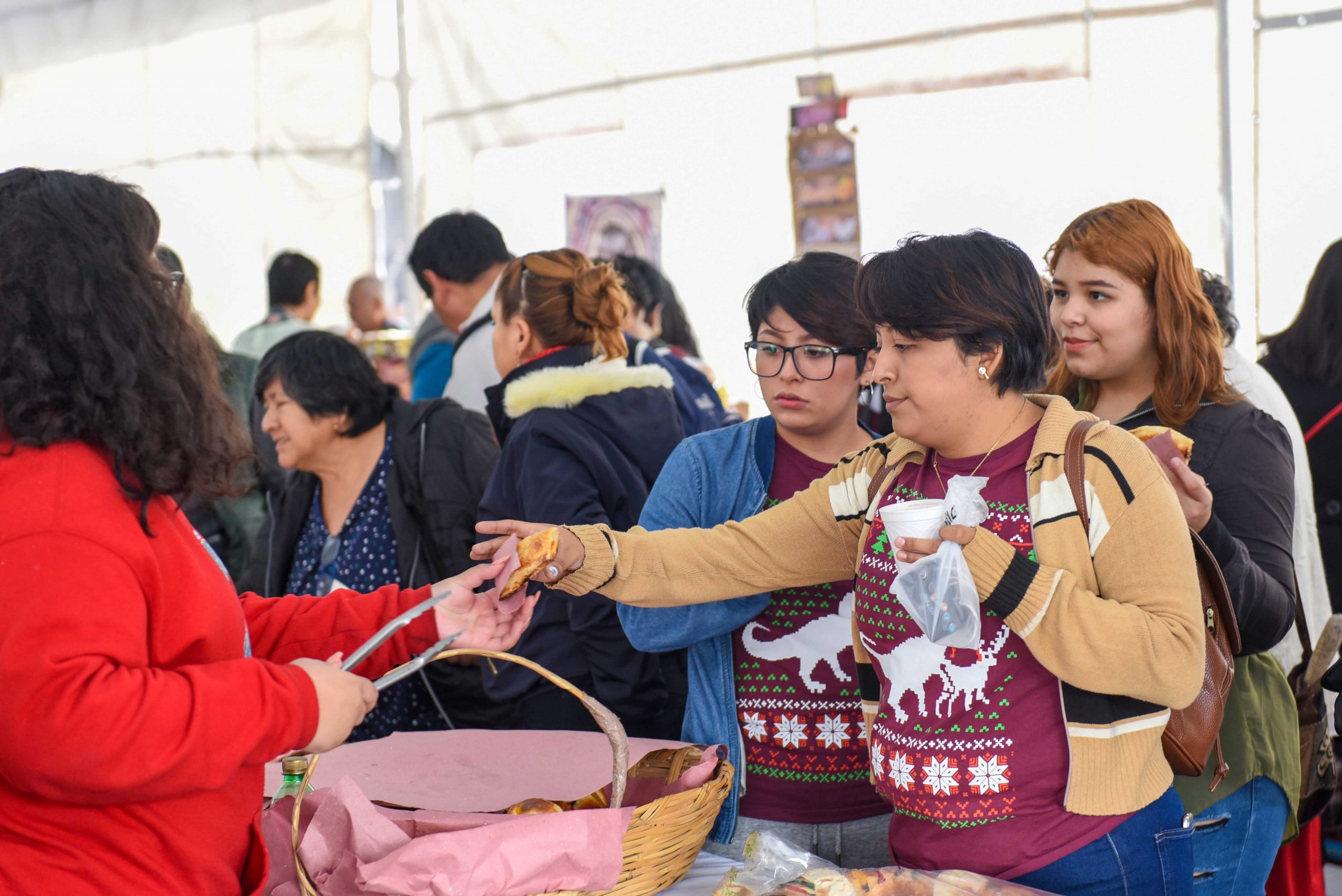Acuden cientos de personas a la Expo venta Rosca de Reyes 2020