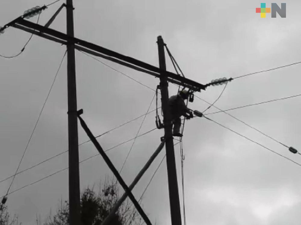 Extienden red eléctrica a 16 comunidades de Tantoyuca
