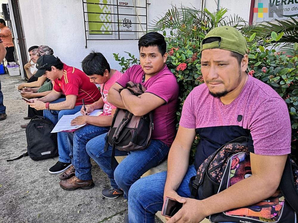 En Coatzacoalcos forman largas filas en el SNE para  obtener un empleo