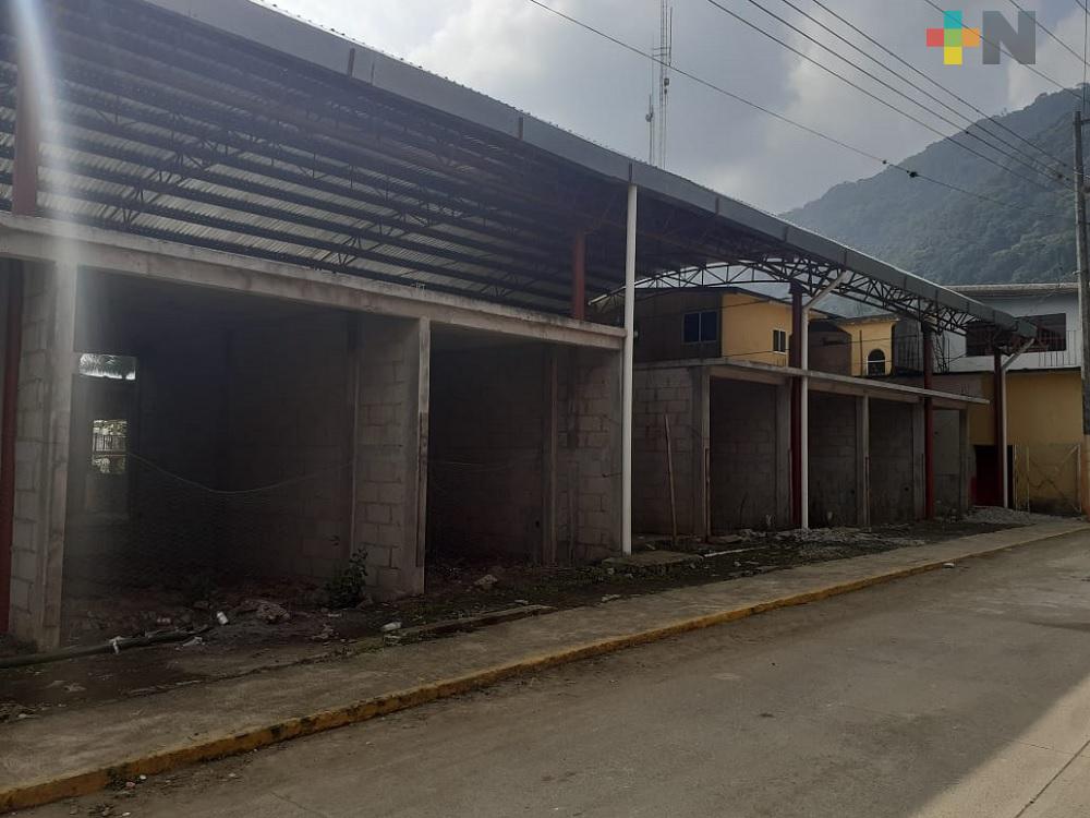 Comerciantes de Tepatlaxco piden reactivar obra del mercado