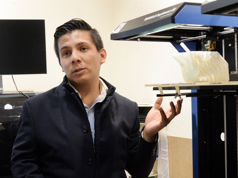 Diseña universitario impresora 3D para replicar huesos con materiales biodegradables