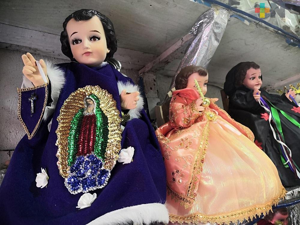 En Coatzacoalcos, creyentes se preparan con la tradición de vestir al Niño Dios