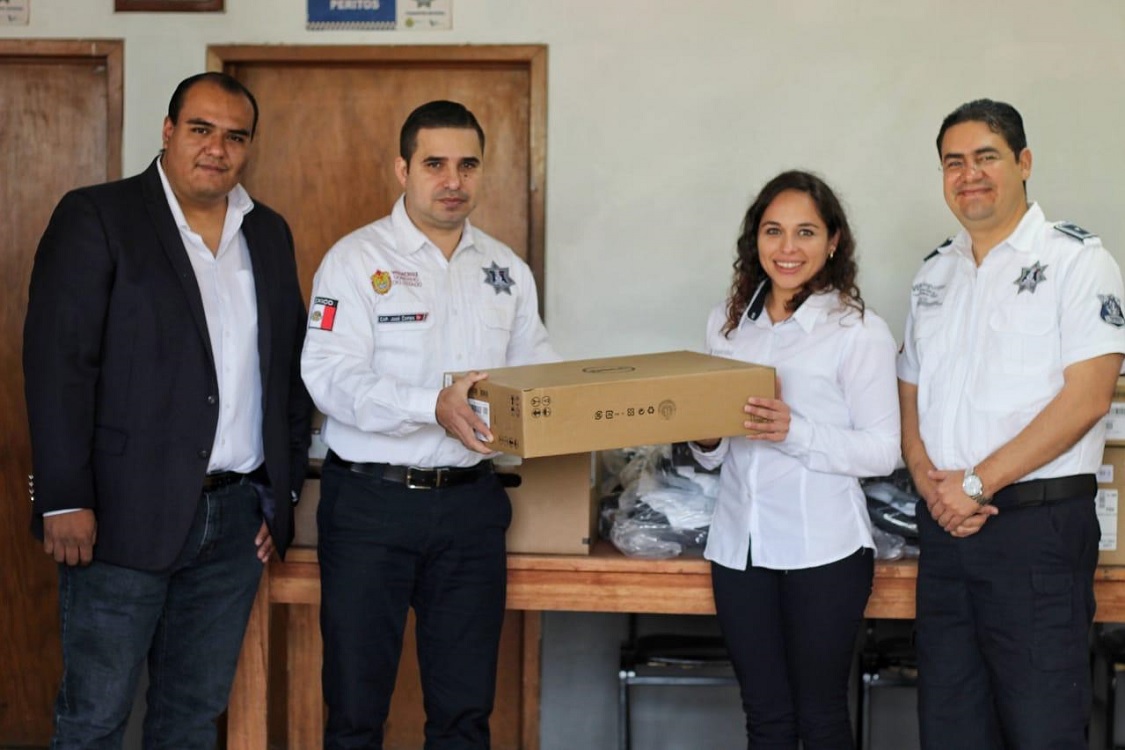 Entrega Tránsito del Estado equipo de cómputo y uniformes en Banderilla y Coatepec