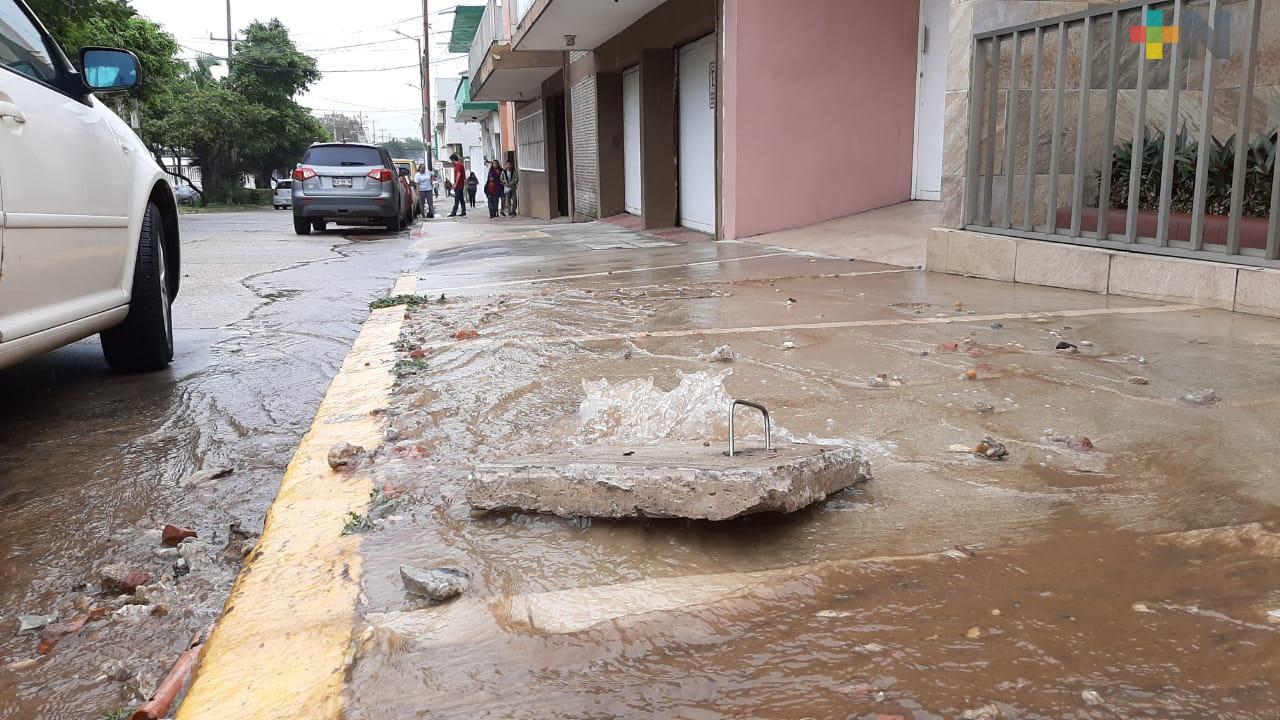 Trabajos en alumbrado público provocan fugas de agua en Coatzacoalcos