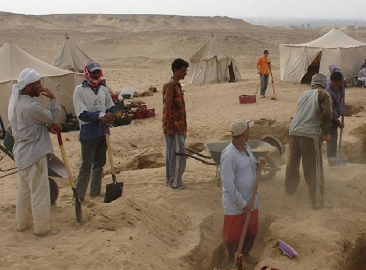 Hallan en Egipto bloques con grabados históricos