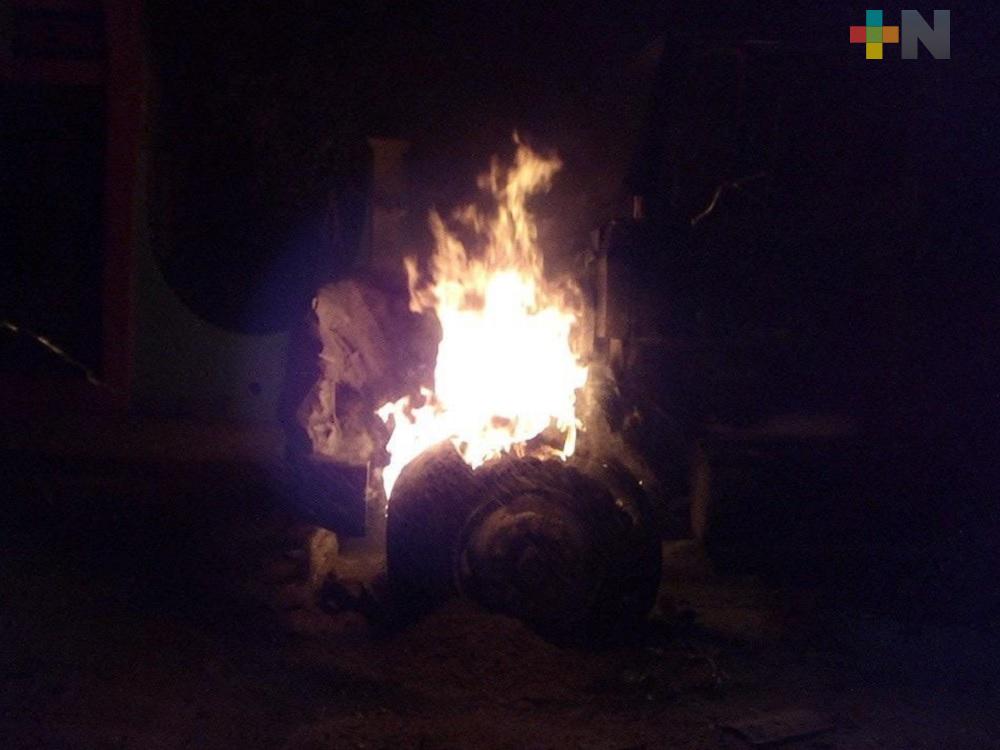 Sorprende incendio de camión de volteo  a vecinos de Hidalgotitlán