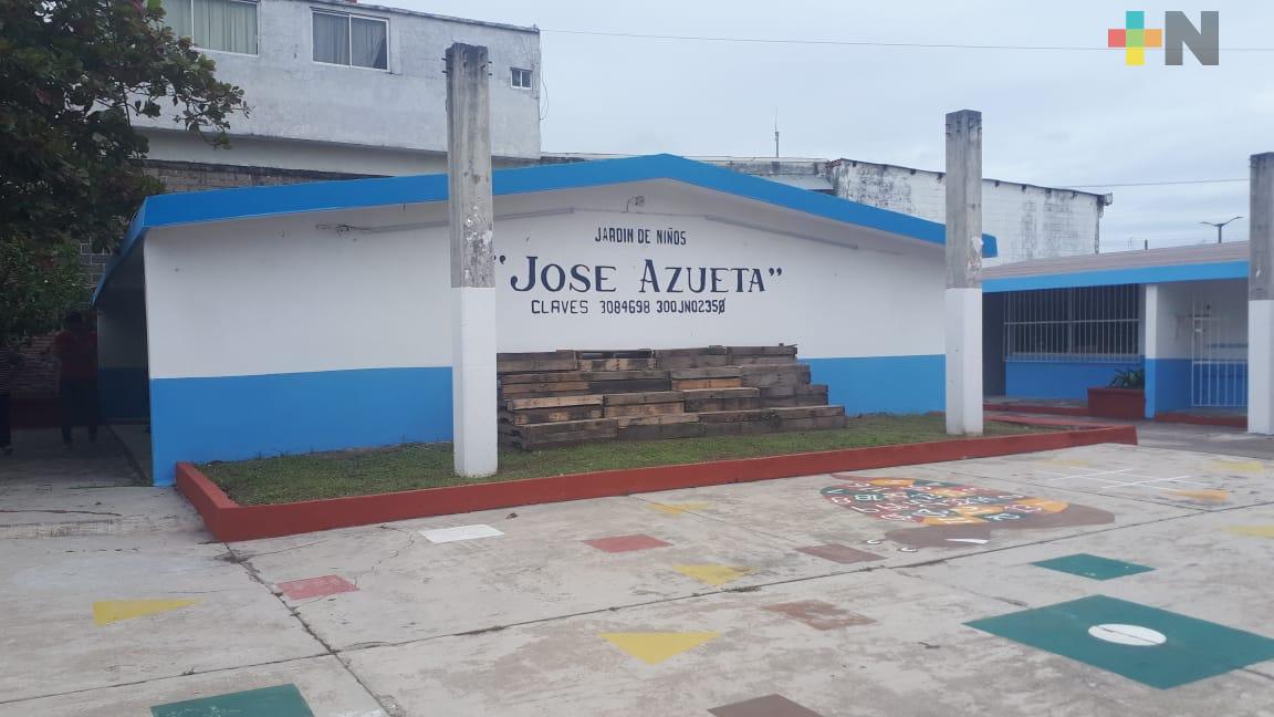 Jardín de Niños de Veracruz colecta pet para techado de plaza cívica