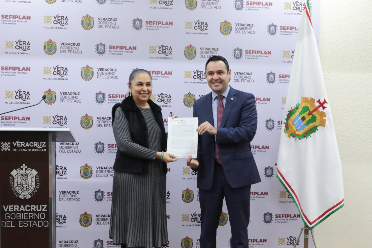 Tras 5 años de falsas promesas de otros gobierno, Cuitláhuac paga deuda de la UV