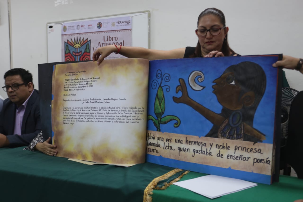 SEV presenta “Libro Artesanal Veracruzano” para fomentar lectura en escuelas de alta marginación