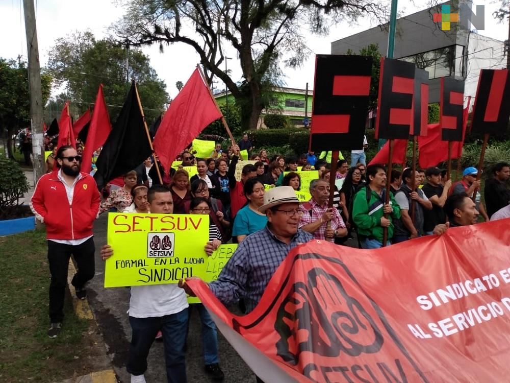 Con manifestación agremiados al SETSUV exigen incremento salarial