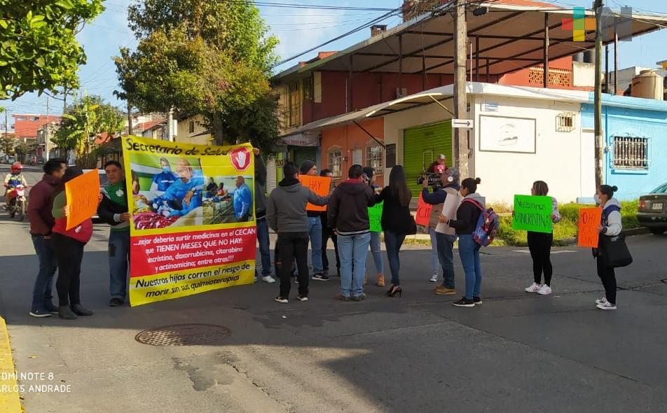 Padres de familia se manifiestan, piden surtan de medicamentos y quimioterapias a niños internados en el Cecan