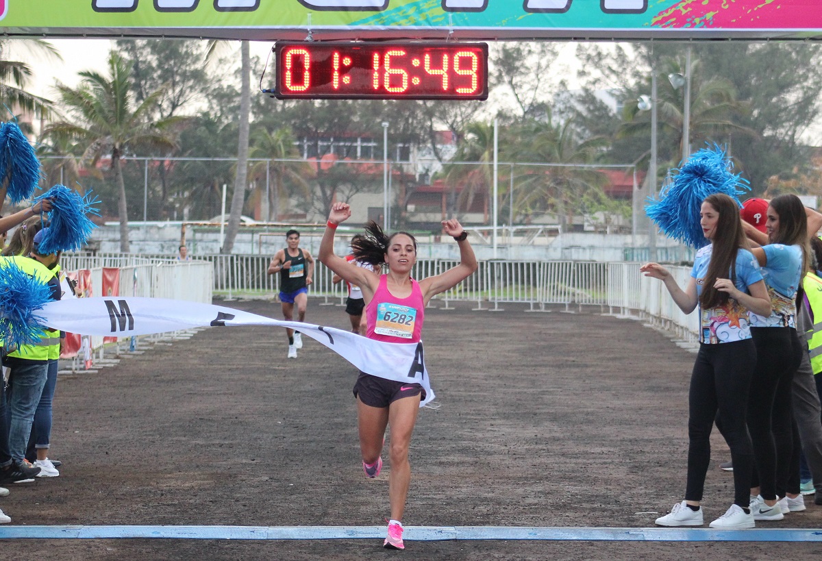 Angélica Espinoza y Fernando Cervantes conquistaron el Medio Maratón Puerto de Veracruz