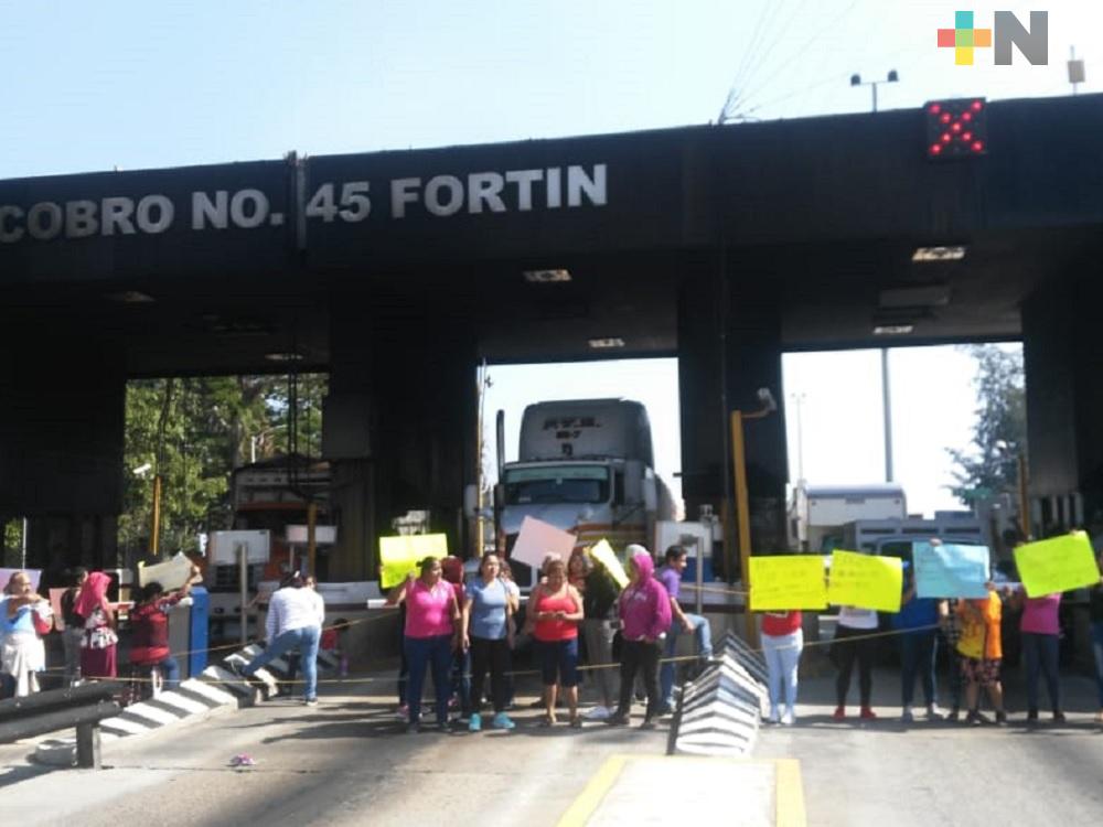 Padres de familia mantienen tomada la mitad de la caseta 045 de Fortín