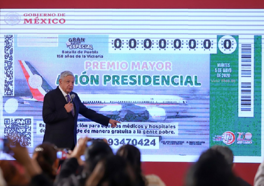 Presenta AMLO boleto para rifa de avión presidencial