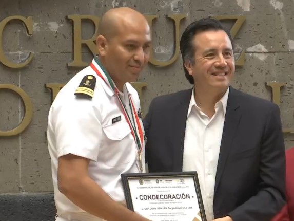 Gobernador de Veracruz entrega reconocimientos a enfermeros
