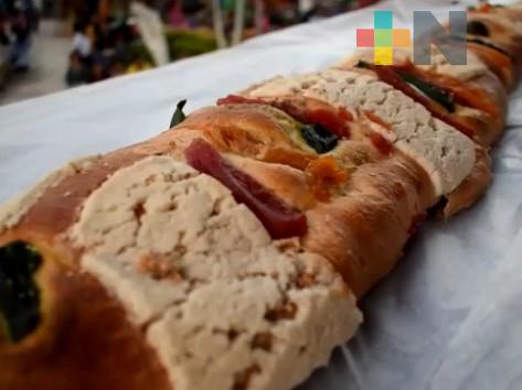 Alrededor de 500 niños y sus padres cortan la rosca de reyes en Tantoyuca