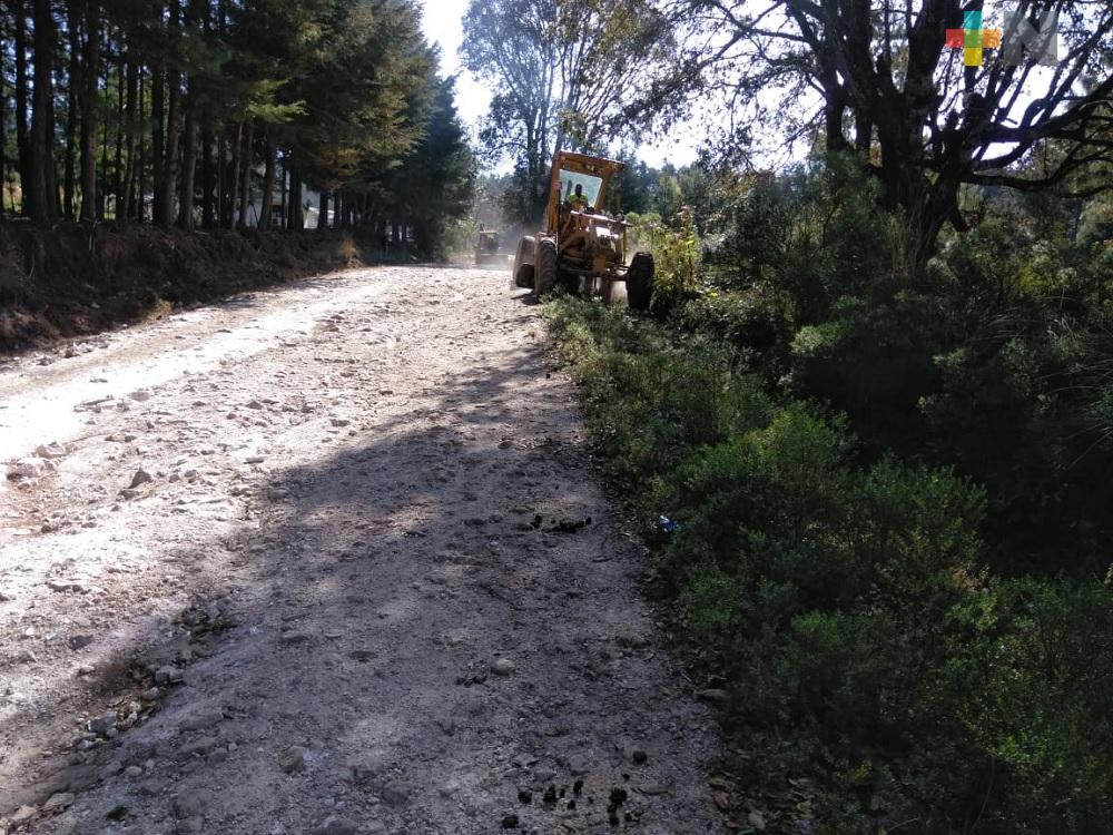 SIOP apoya en rehabilitación de camino rural Ojo de Agua a Cruz de Ataque, municipio de Huayacocotla