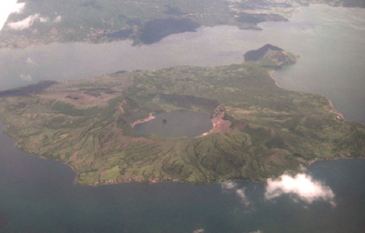 Sigue alerta por el volcán Taal en Filipinas