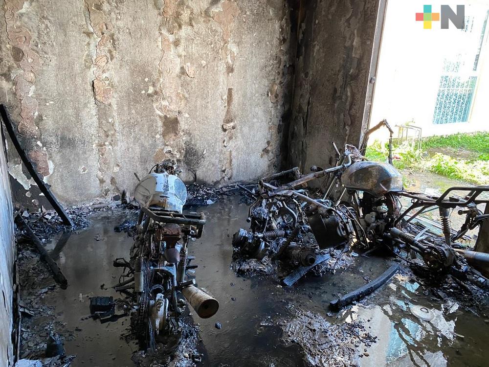 Taller clandestino se incendia en fraccionamiento de Coatzacoalcos