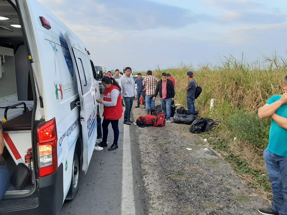 Una decena de personas lesionadas, saldo de choque entre autobús de pasajeros y auto particular