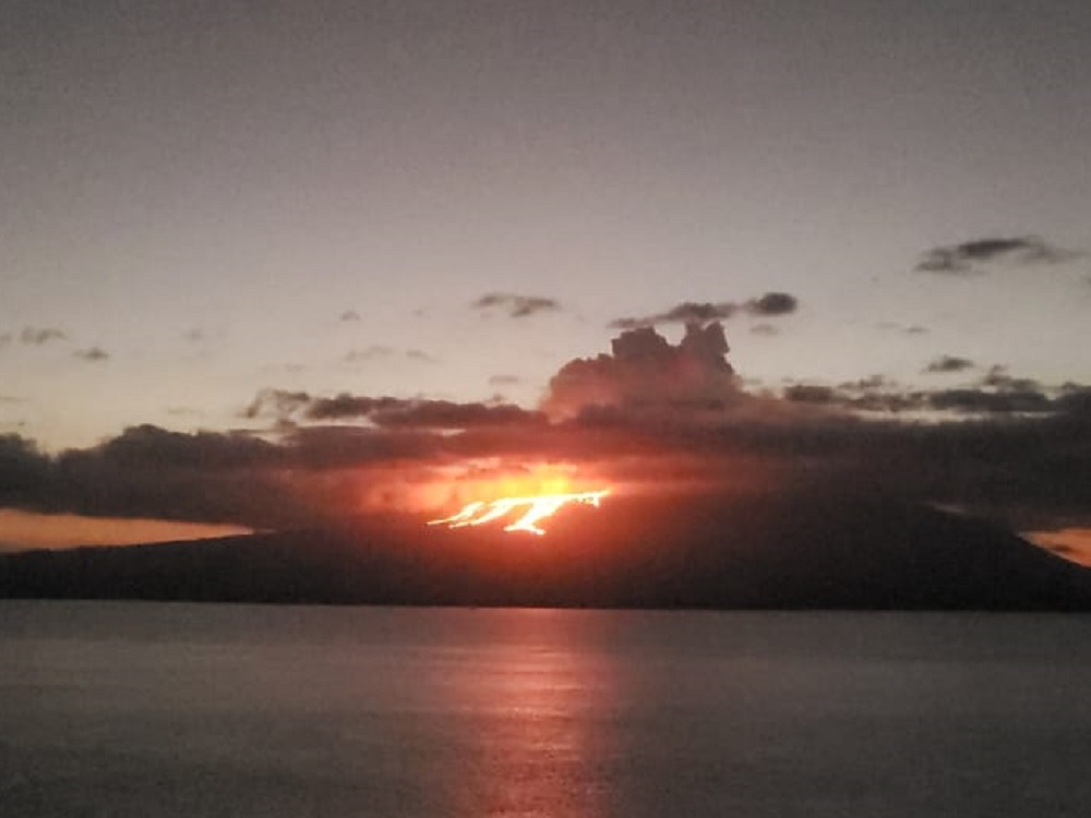 Volcán La Cumbre hace erupción en isla de Galápagos