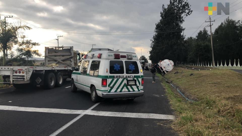 Atienden volcadura de pipa en la carretera Veracruz-Xalapa