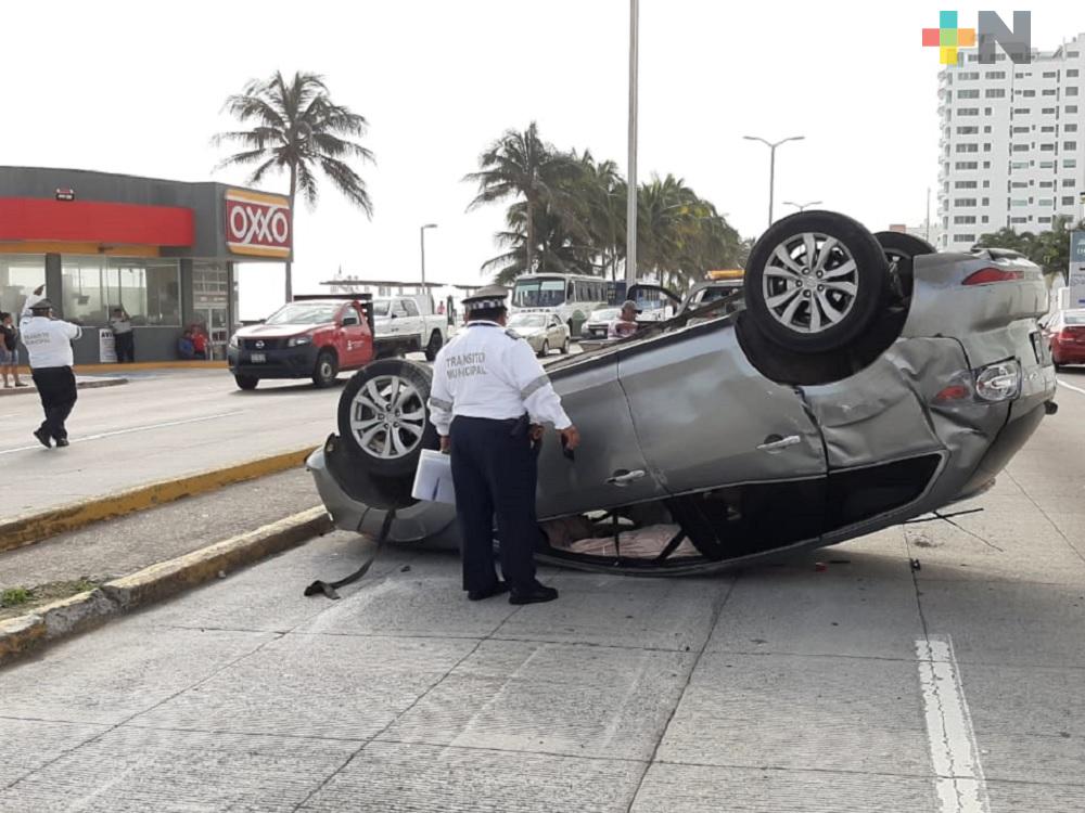 Vuelca vehículo particular en bulevar Miguel Alemán de Boca del Río
