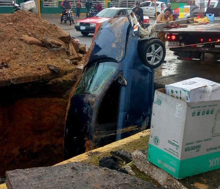 En Minatitlán, automóvil cayó en socavón