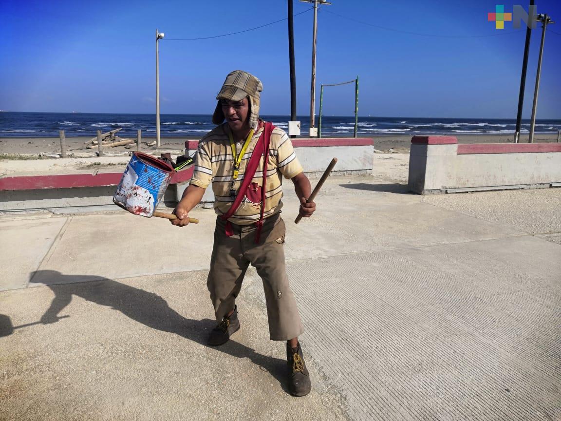 Se gana la vida «sin querer queriendo»