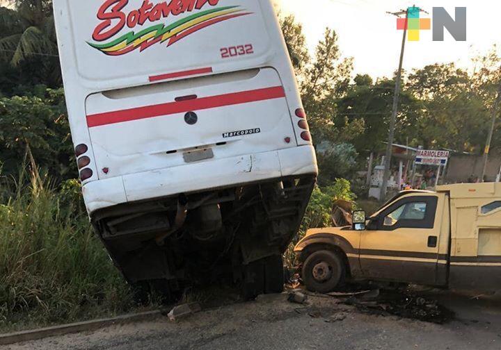 5 lesionados en choque entre autobús y camioneta de valores
