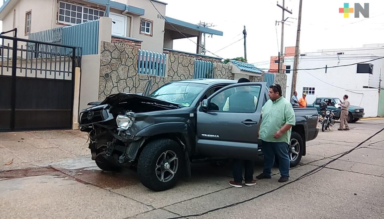 Aparatoso choque lesiona a peatón en Coatzacoalcos