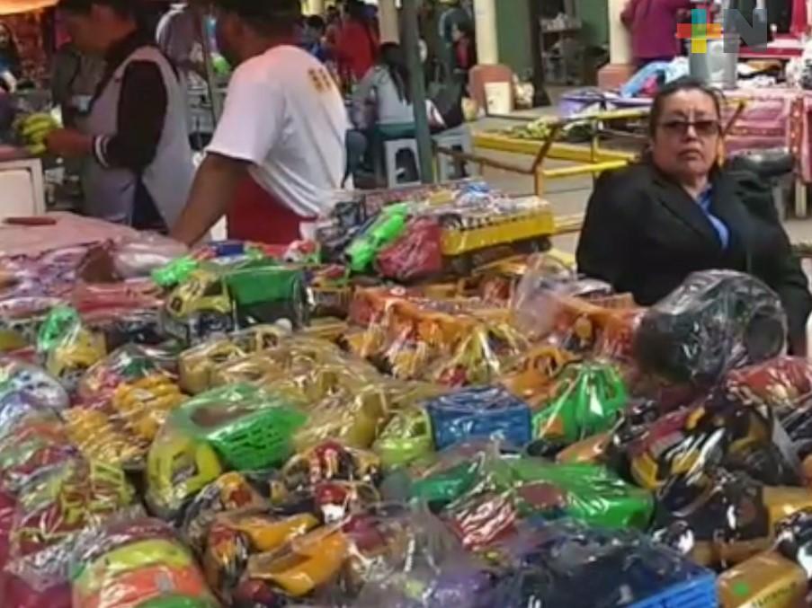 Juguetes nuevos y reciclados ofrecen comerciantes en Huayacocotla