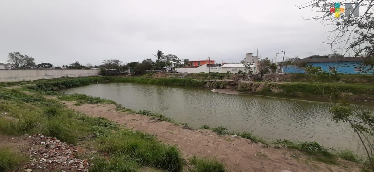 Descargas de preconcreto y otros residuos contaminan laguna Laureles, denuncian vecinos