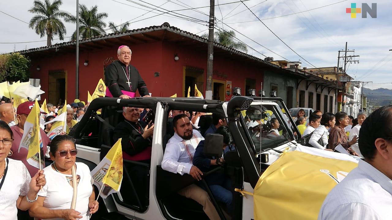 Recibe feligresía al obispo coadjuntor de la Diócesis de Córdoba, Eduardo Carmona Ortega