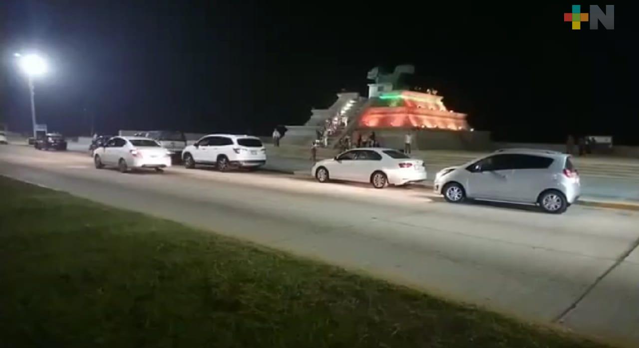 Familias festejan Año Nuevo en pirámide del malecón de Coatzacoalcos