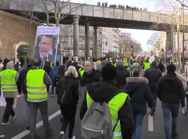 Marchan miles contra reforma francesa de pensiones