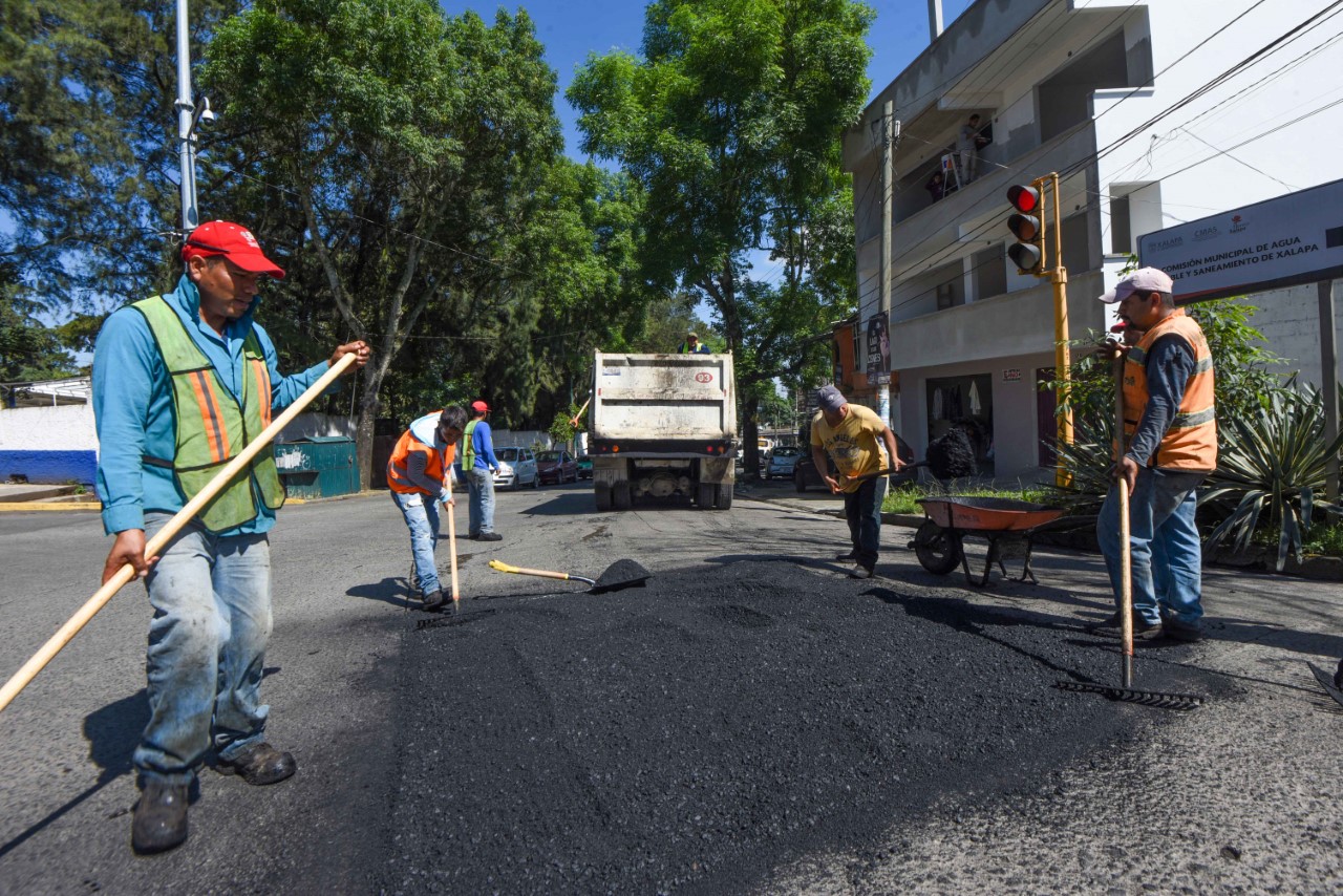 Reencarpetado, bacheo y sustitución de losas de concreto en calles y avenidas de Xalapa
