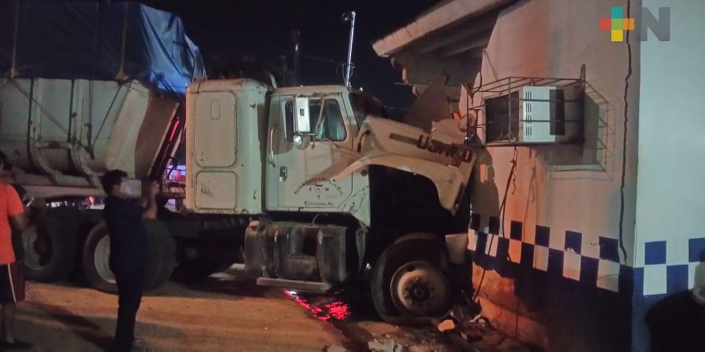 Se impacta tráiler contra base de la Policía Municipal de Oteapan
