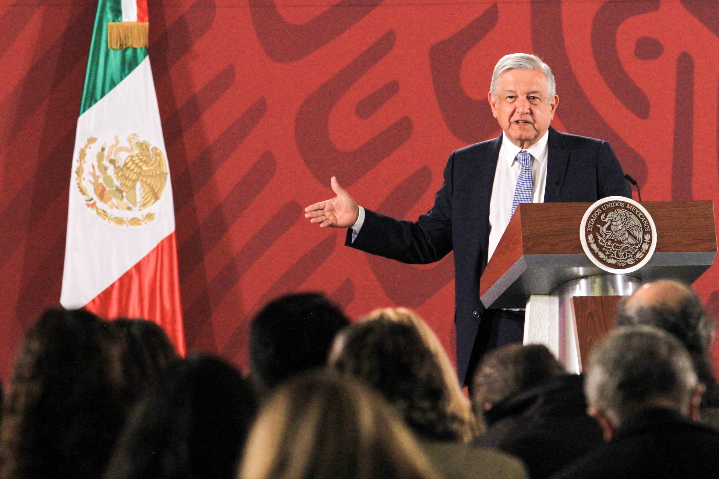 Asegura López Obrador que investigan muertes en hospital de Pemex