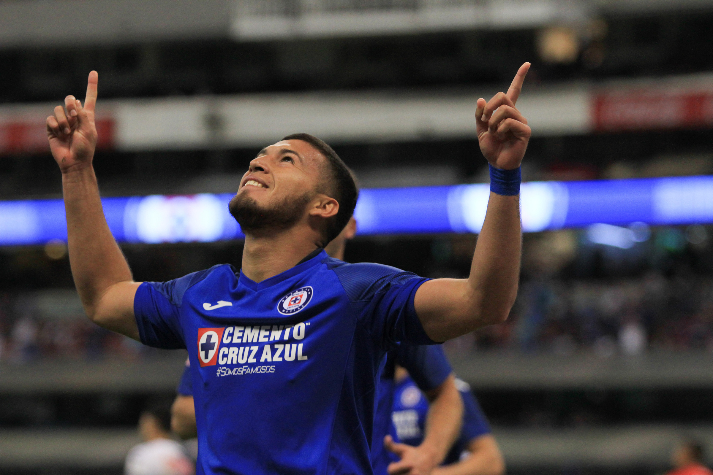 Con 10 hombres Cruz Azul remonta y vence 3-1 a Pachuca