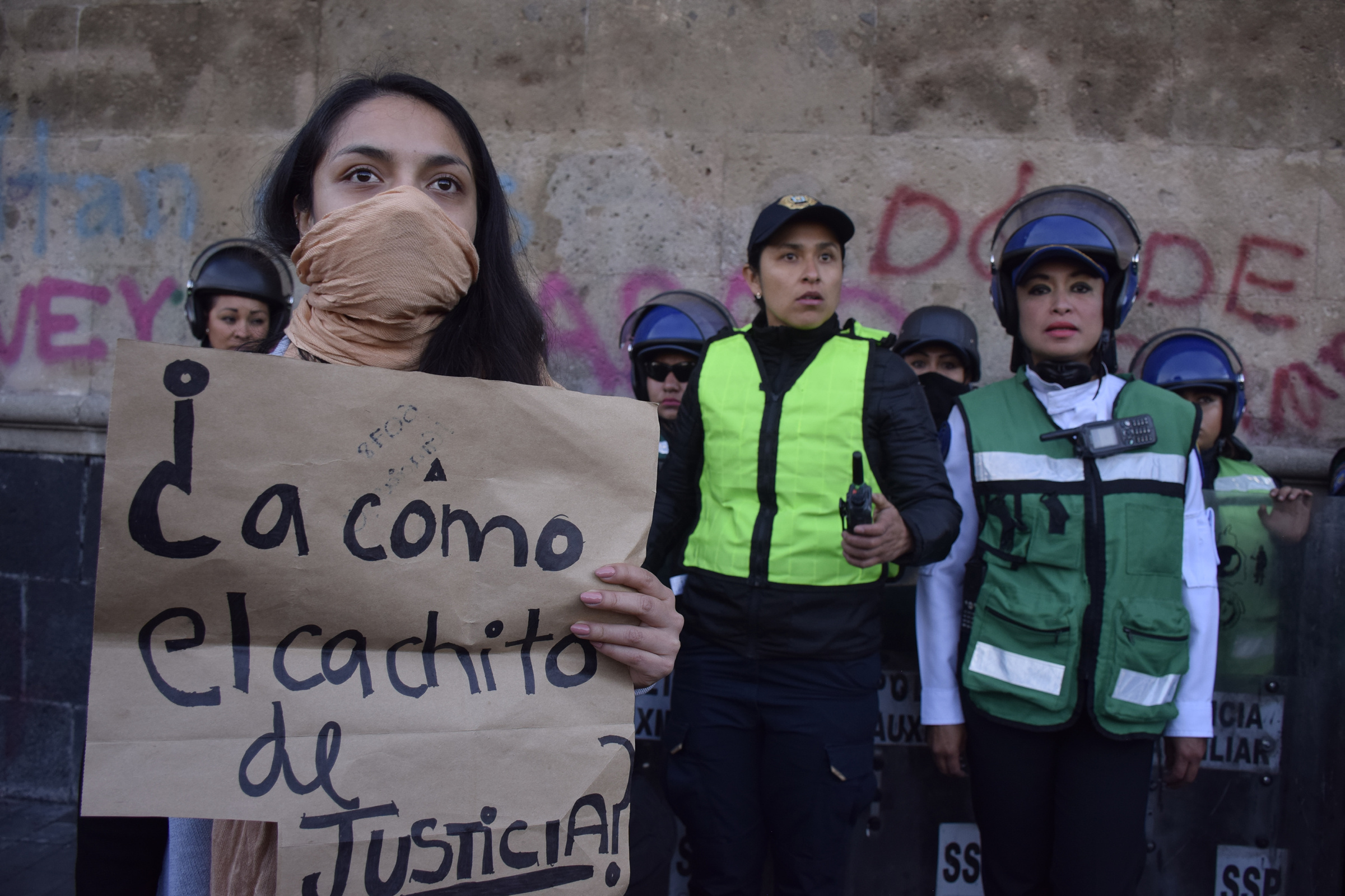Mujeres protestan en Palacio Nacional contra los feminicidios