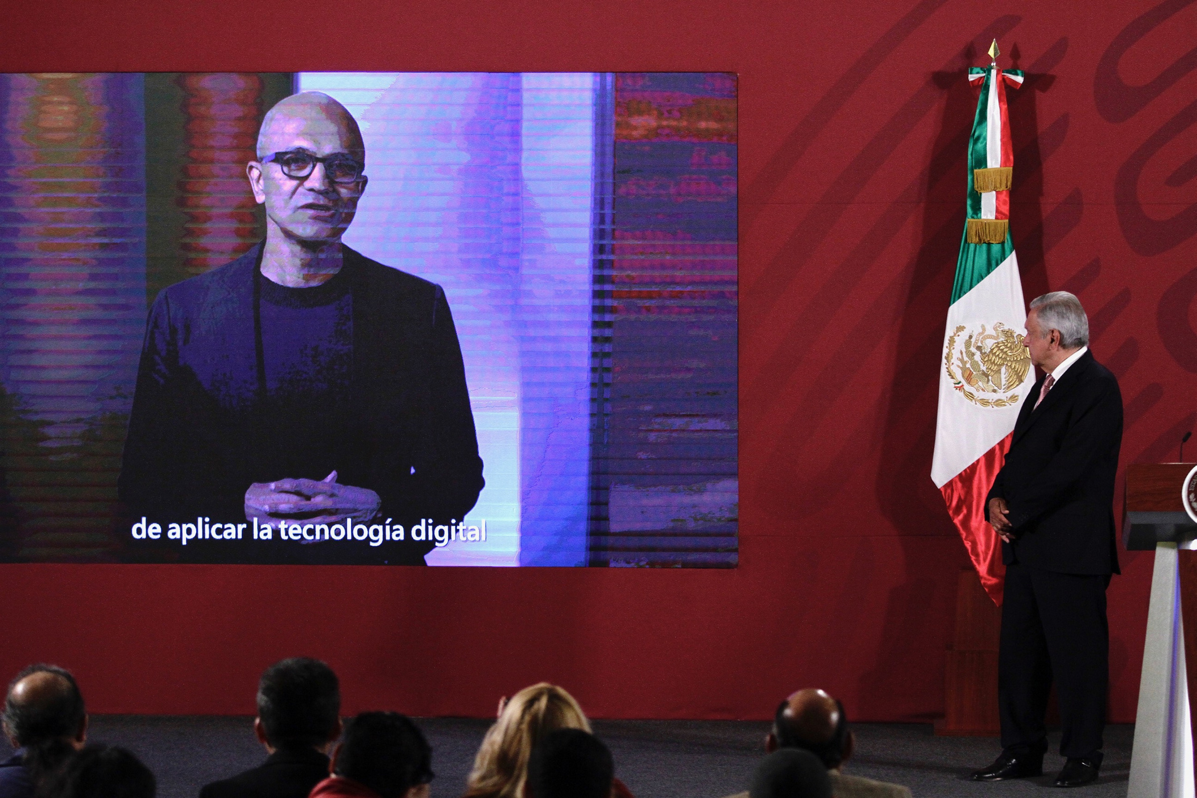 Microsoft invertirá mil 100 mdd en México, anuncia AMLO