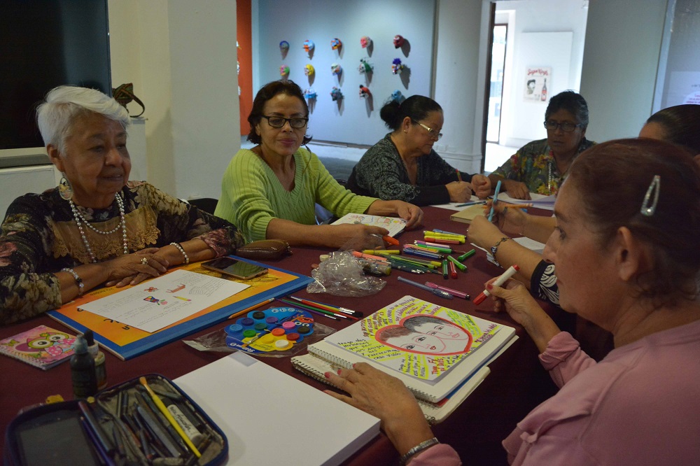 Taller para adultos mayores sobre álbum fotográfico en Casa Principal