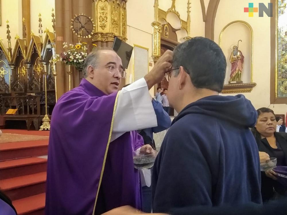 Acuden cientos de personas a Catedral de Xalapa para tomar ceniza e iniciar periodo de Cuaresma