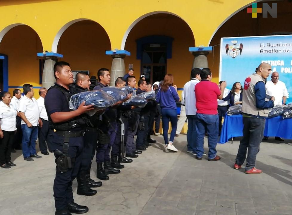 Disminuye inseguridad en municipio de Amatlán de los Reyes; uniforman a cuerpo policiaco