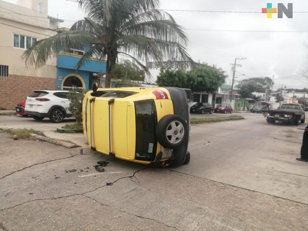 En Coatzacoalcos, se registra aparatosa volcadura de camioneta